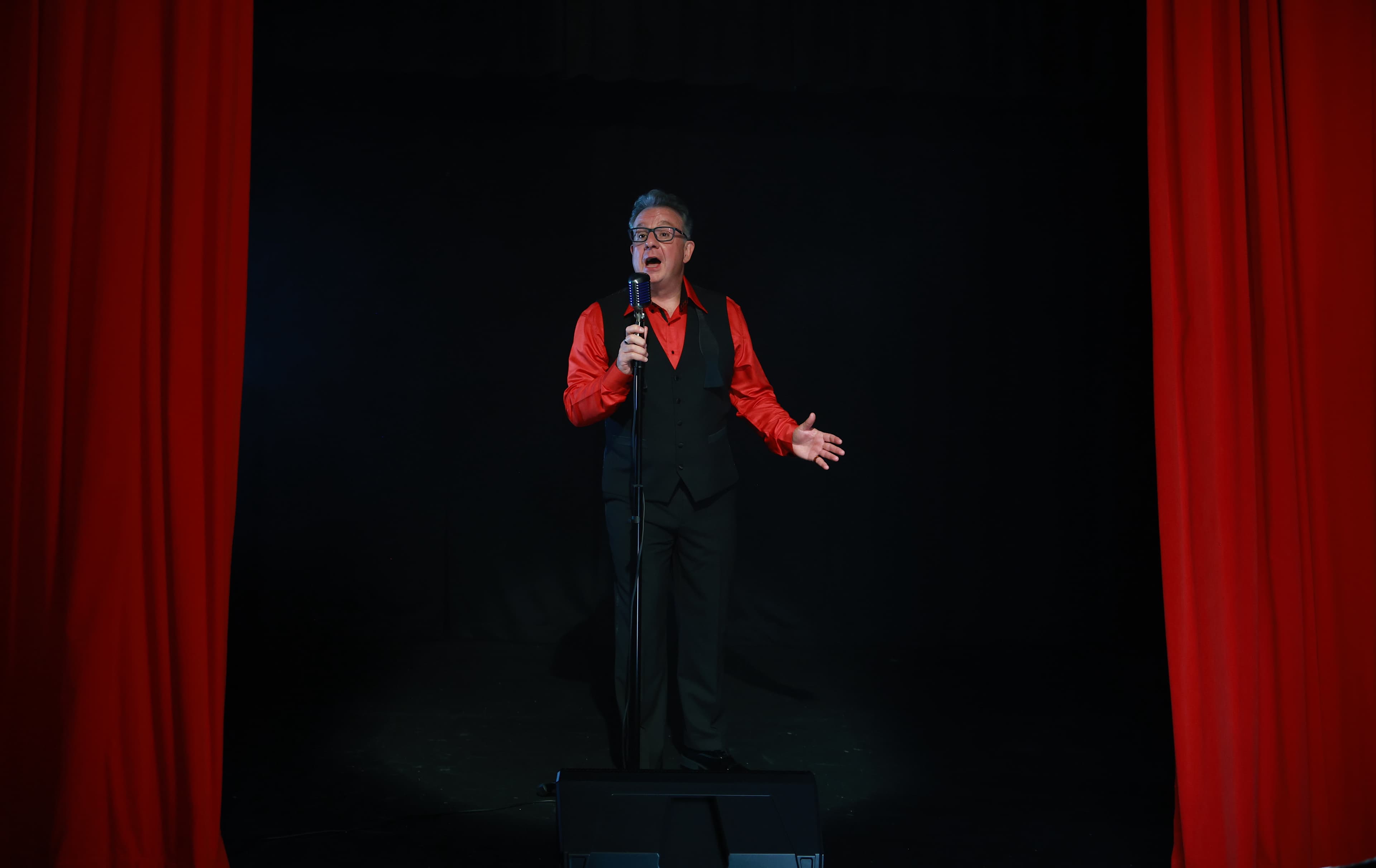 Lee Vale singing at an event