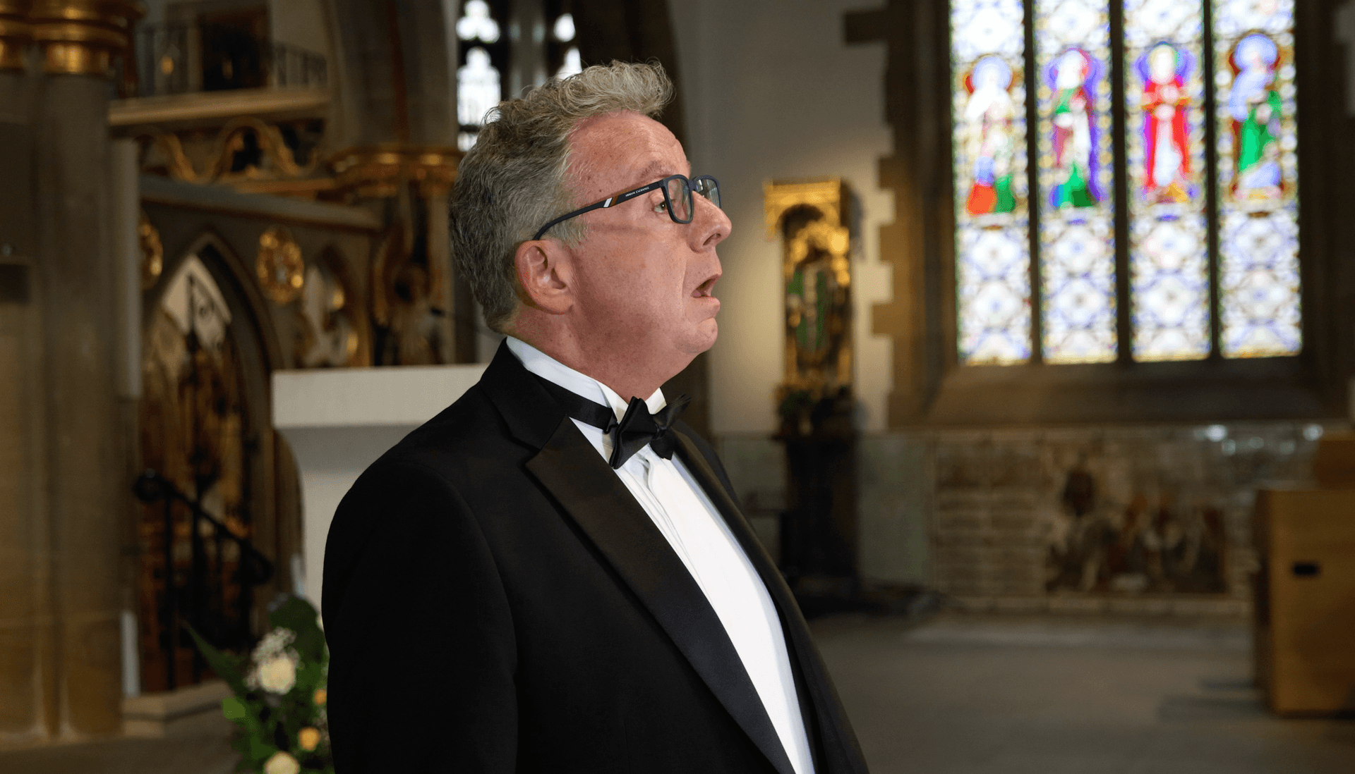 Lee Vale performing classical and theatrical music