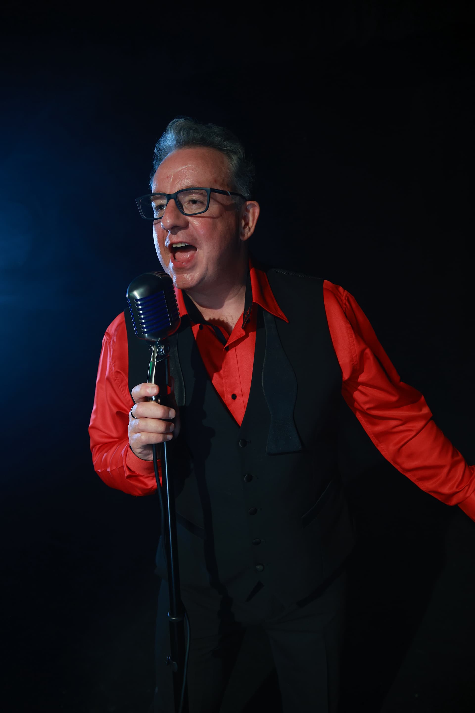Lee Vale performing swing and traditional pop music